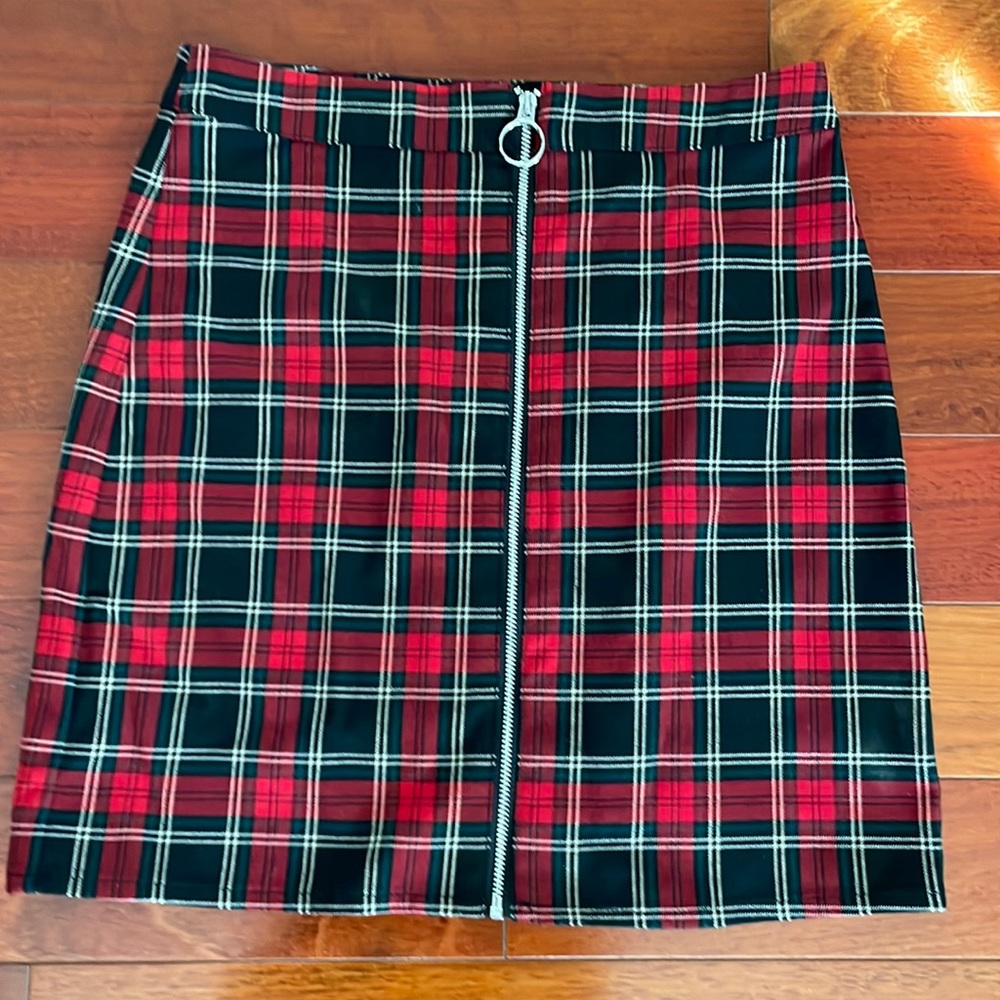 Plaid skirt with front zipper. Size XS. Like brand new.